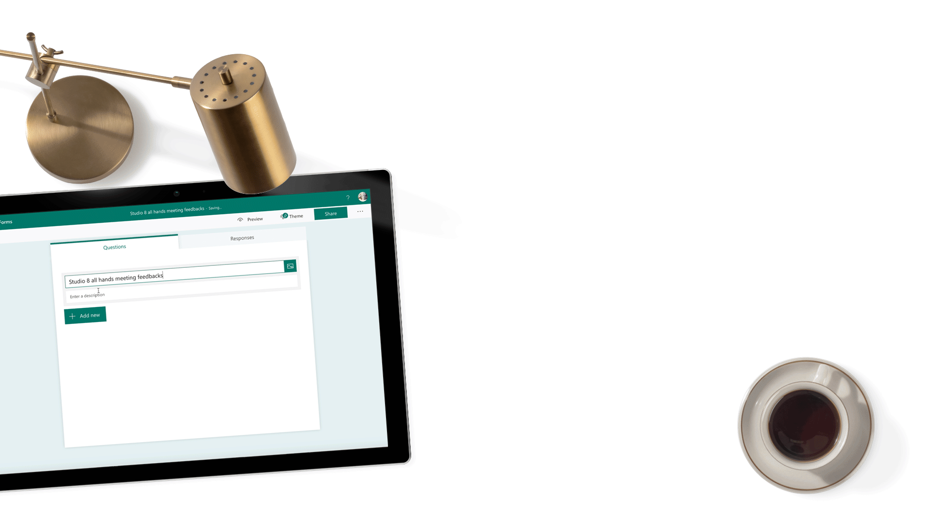 Une lampe, une tasse de café et une tablette affichant Forms.