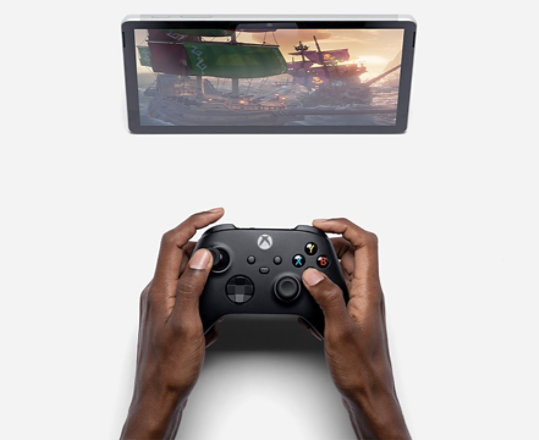 Zařízení Surface Go 3 zobrazené v režimu stojanu s ovladačem pro Xbox a aplikací Xbox.