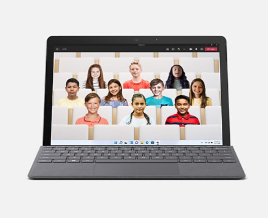 Komputer Surface Go 3 w trybie laptopa używany na zajęciach szkolnych prowadzonych w aplikacji Teams