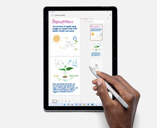 Osoba używająca pióra Surface i komputera Surface Go 3 do pracy w aplikacji Journal