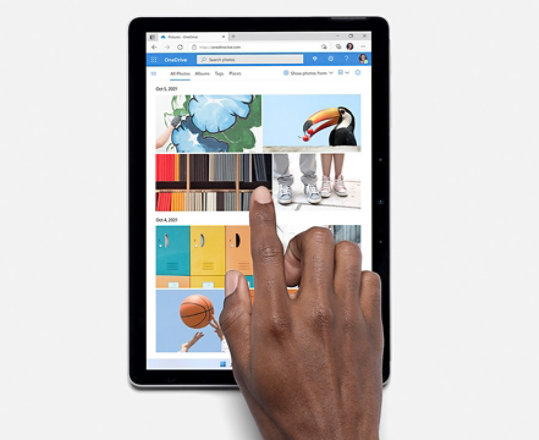 Komputer Surface Go 3 z wyświetloną usługą OneDrive