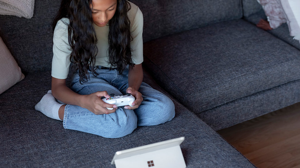 小孩在採用 Kickstand 支架模式的 Surface Go 3 上玩遊戲。