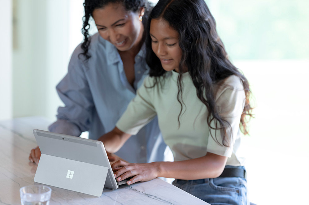 Rodzic i dziecko używający razem Surface Go 3