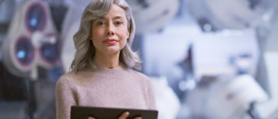 Een vrouw die een tablet vasthoudt.