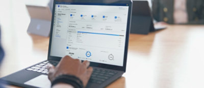 En person, der skriver på en bærbar computer.