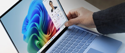 Een close-up van een vinger die een laptop aanraakt.