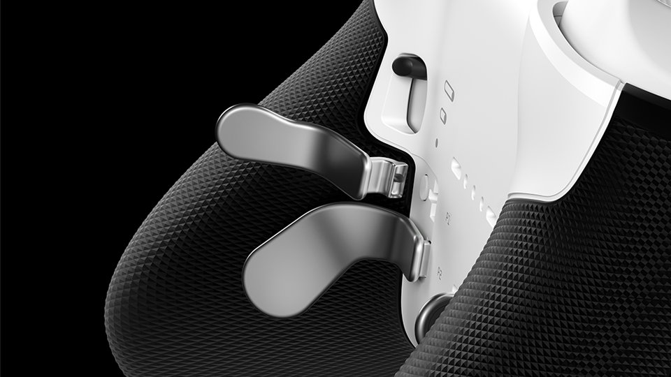 Schuin achteraanzicht van de Xbox Elite draadloze controller Series 2 – Core met de verwisselbare paddles uit het Compleet Onderdelenpakket. 
