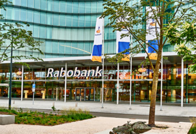 앞에 플래그가 있는 Rabobank 건물입니다.