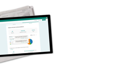 Une tablette posée sur un journal et affichant un formulaire concernant les commentaires sur une réunion.