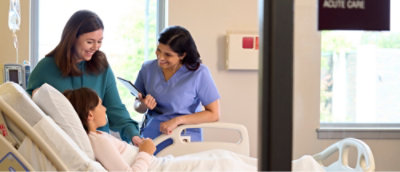 Une infirmière et un patient dans une chambre d’hôpital avec le texte SOINS INTENSIFS.