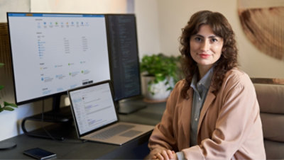 女性がノート PC の前に座っています。