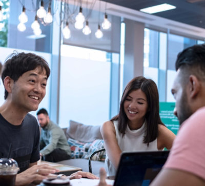 Grupa ljudi sedi za stolom