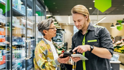 Muž a žena diskutující o něčem