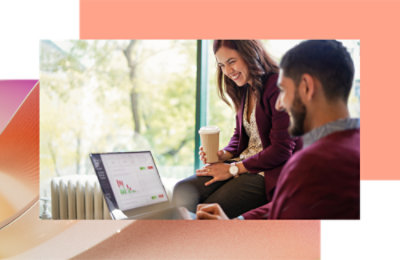 Hovořící a usmívající se muž a ženy