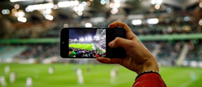 Osoba koja fotografiše sportski teren