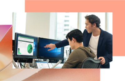 dva muži diskutující u stolního počítače