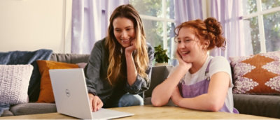 Dizüstü bilgisayara bakan bir kadın ve kız.