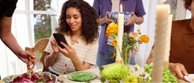 Telefonuna bakan bir kadın.