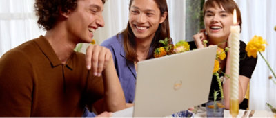 Bir dizüstü bilgisayara bakan birkaç kişi.