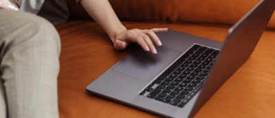 La mano de una persona sobre el teclado de un portátil.