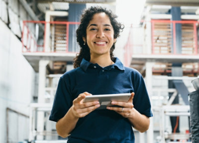 Una mujer sosteniendo una tableta.