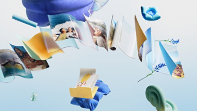 桌子上放有一部显示文件管理应用的手机，旁边是护照和登机牌