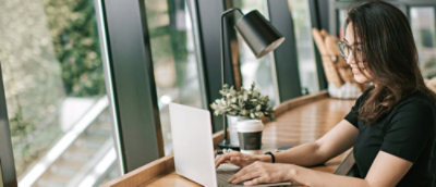 Kobiety pracujące na laptopie i uśmiechające się