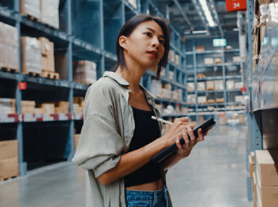 一位站在商店中記錄產品詳細資料的女孩。