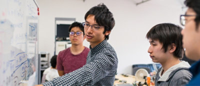 Um grupo de pessoas a olhar para o quadro