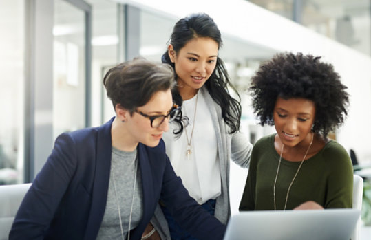 SMB AI meeting with 3 people collaborating together