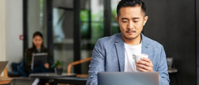 Muž se zavřenýma očima drží hrnek.