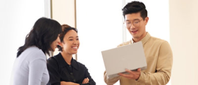 Muž, který drží bílou krabici.