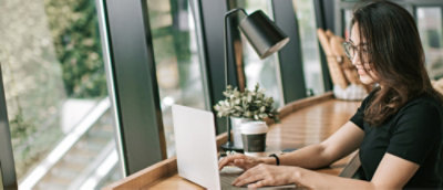 Een vrouw die op een laptop werkt