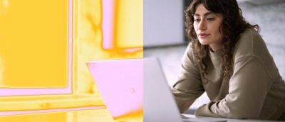 Seorang wanita bekerja menggunakan laptop