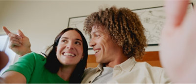 Một người đàn ông tóc xoăn và một người phụ nữ tóc đen.