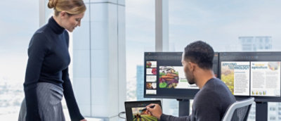 Duas pessoas olhando para um computador.