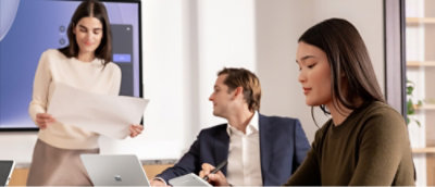 Eine Gruppe von Personen sitzt in einem Besprechungsraum.