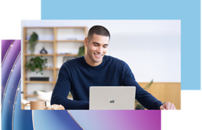 Muž sedí u stolu a používá přenosný počítač.