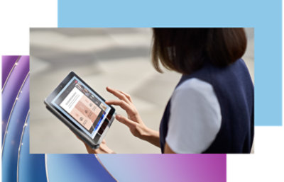 Osoba držící tablet.