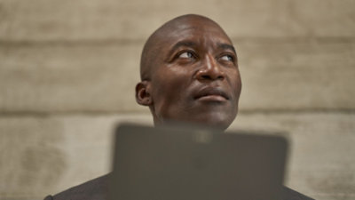 Osoba, která odvrací pohled od fotoaparátu.