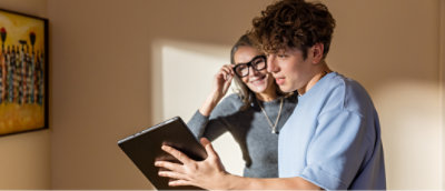 Un homme et une femme regardant une tablette.