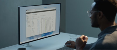 Personne regardant un écran d’ordinateur.