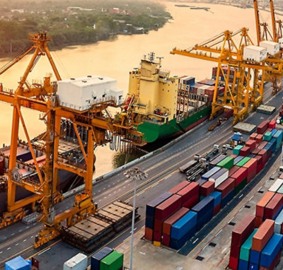 港湾で荷積み中のコンテナー船。