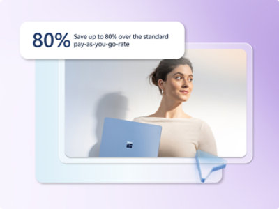 En kvinne holder en bærbar PC med tekst om å spare opptil 80 %.
