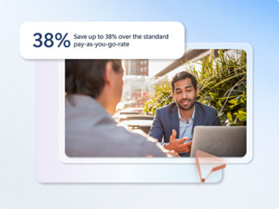 En mann i dress som snakker med en annen mann. Et tekstoverlegg fremhever en besparelse på 38 %.