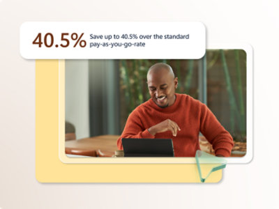 En person i en koselig oransje genser smiler mens han bruker et nettbrett ved et bord, med tekst over som viser «40,5% Spar opptil 40,5% sammenlignet med standard betalingsplan," formidler besparelser og tilfredshet.