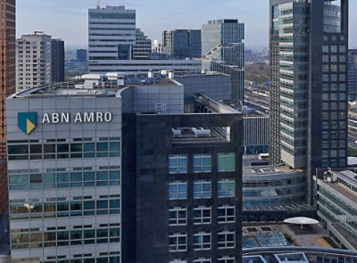 Et nærbilde av en ABN AMRO-bygning med mange vinduer.