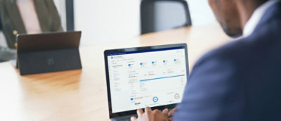 Person i dress som bruker en bærbar datamaskin 