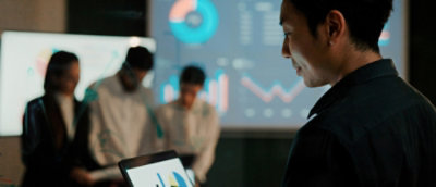 En mann som ser på en bærbar datamaskin.