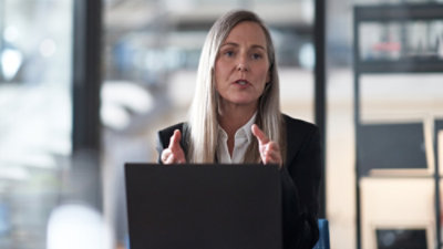 A women explaining somthing by seeing in laptop